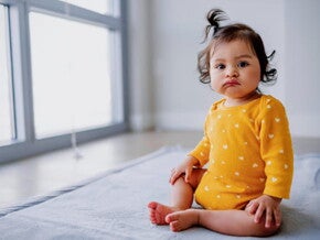 Com quantos meses o bebê começa a sentar sozinho?
