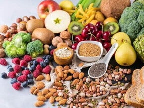 Vários tipos de frutas, legumes, sementes e oleaginosas são alguns dos alimentos que soltam o intestino