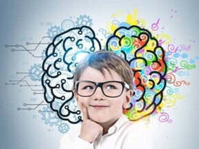 Criança pensativa, usando óculos, com o cérebro dividido em dois hemisférios: um lado com engrenagens e circuitos digitais, e o outro com cores vibrantes e formas artísticas, simbolizando o desenvolvimento cerebral infantil, que abrange lógica e criatividade.
