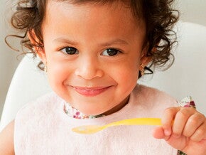 Criança comendo sozinha o papa, por Nestlé Baby & Me