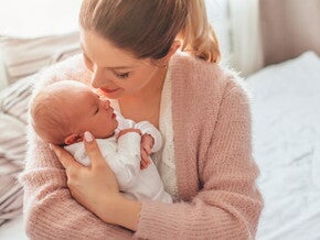 mãe com bebê recém nascido 