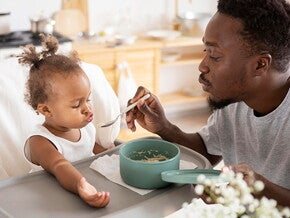 Foto de pai alimentando 