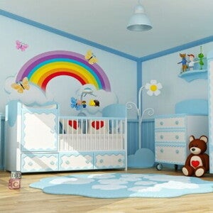 Um quarto de bebê lúdico e vibrante, dominado por tons de azul claro e branco. No centro, um berço branco com detalhes em azul e decorações de nuvens e corações. Um quarto de bebê lúdico e vibrante, dominado por tons de azul claro e branco. No centro, um berço branco com detalhes em azul e decorações de nuvens e corações.