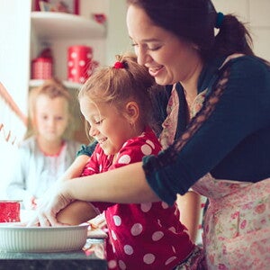 mãe cozinhando com filha mãe cozinhando com filha