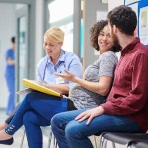 Plano de parto Gestante conversando com médico e acompanhante em hospital