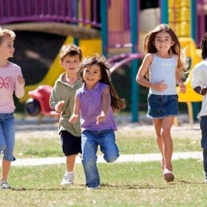 Cinco crianças correndo juntas e sorrindo em um parque gramado. A imagem transmite alegria, vitalidade e saúde, associadas ao tema do suplemento alimentar infantil. Cinco crianças correndo juntas e sorrindo em um parque gramado. A imagem transmite alegria, vitalidade e saúde, associadas ao tema do suplemento alimentar infantil.