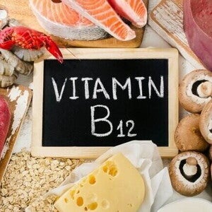 Uma composição de alimentos ricos em vitamina B12, com um pequeno quadro negro no centro com a inscrição "Vitamina B12" em giz. Uma composição de alimentos ricos em vitamina B12, com um pequeno quadro negro no centro com a inscrição "Vitamina B12" em giz.