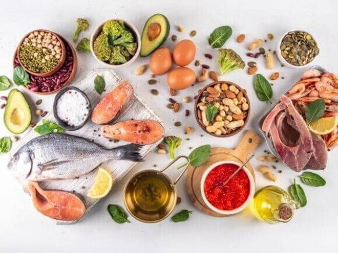 Uma vista aérea de diversos alimentos dispostos sobre uma superfície clara, organizados em tigelas de madeira, tábuas de corte e pequenos recipientes. Uma vista aérea de diversos alimentos dispostos sobre uma superfície clara, organizados em tigelas de madeira, tábuas de corte e pequenos recipientes.