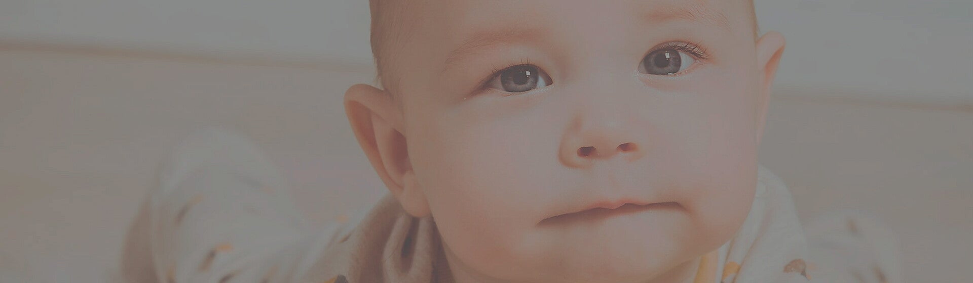 imagem de bebê com olhos claros para falar sobre calculadora de cor de olhos do bebê e evolução da cor de olhos do bebê imagem de bebê com olhos claros para falar sobre calculadora de cor de olhos do bebê e evolução da cor de olhos do bebê