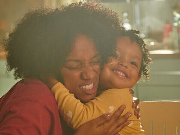 Mãe e filha sorridentes se abraçam