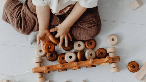 Um bebê sentado no chão brincando com objetos lúdicos. Um bebê sentado no chão brincando com objetos lúdicos.